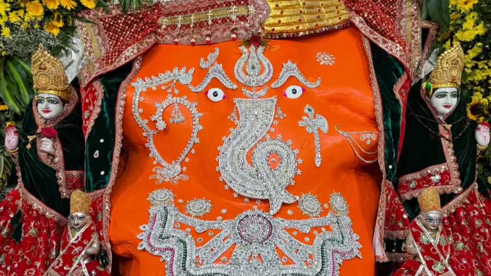 सात करोड़ के आभूषणों से सजे खजराना गणेश, स्वर्ण मुकुट और छत्र से हुआ भव्य श्रृंगार