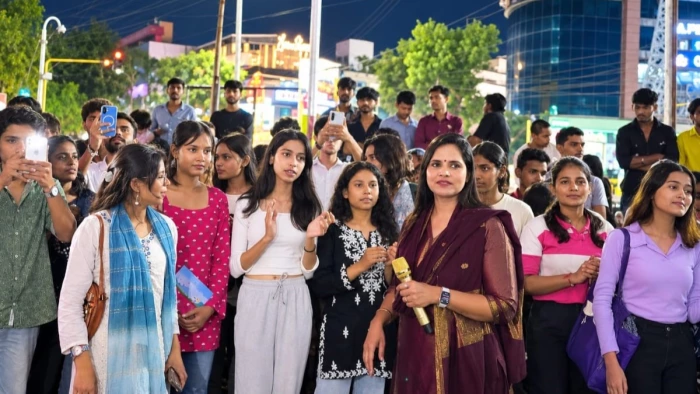 जेन-जी स्टाइल में ‘छात्रों की गूंज’ का प्रचार, जींस-टीशर्ट में युवाओं के बीच पहुंच रहे कांग्रेसी