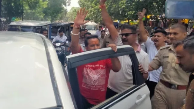 धार में वराह मार्च से पहले पुलिस का बड़ा एक्शन, 20 से ज्यादा हिरासत में; लाट मस्जिद क्षेत्र में कड़ा पहरा