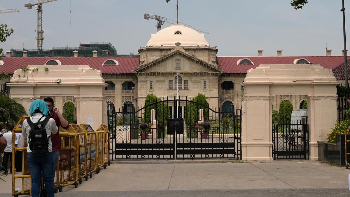 Santa Cap Controversy: कर्मचारियों को जबरन नहीं पहना सकते सांता टोपी, इलाहाबाद HC की अहम टिप्पणी