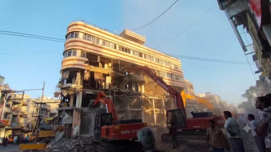 इंदौर के छावनी में मथुरावाला होटल पर नगर निगम की कार्रवाई, सड़क चौड़ीकरण में बाधक निर्माण हटाया
