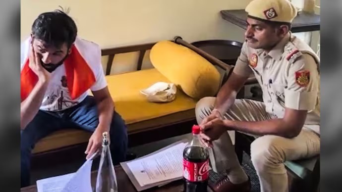 तिरंगा मार्च से पहले अभिजीत दीपके के घर पहुंची दिल्ली पुलिस, दिया नोटिस 